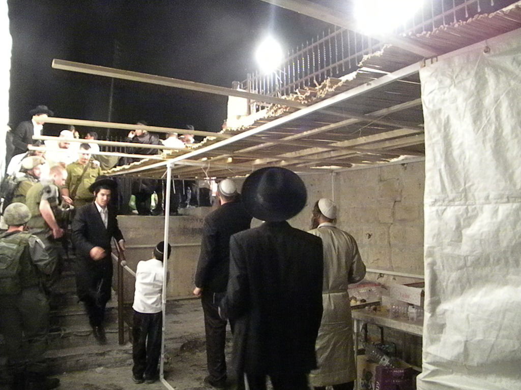 תיעוד לילי: תפילה בקבר יוסף המשופץ