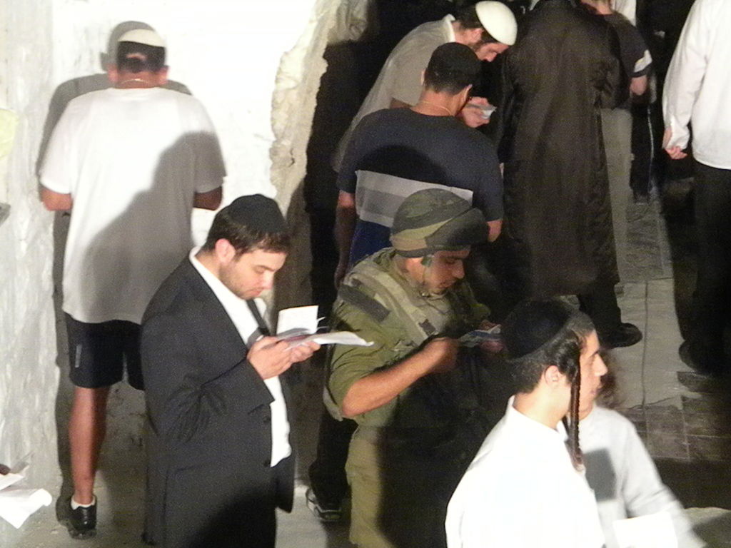 תיעוד לילי: תפילה בקבר יוסף המשופץ