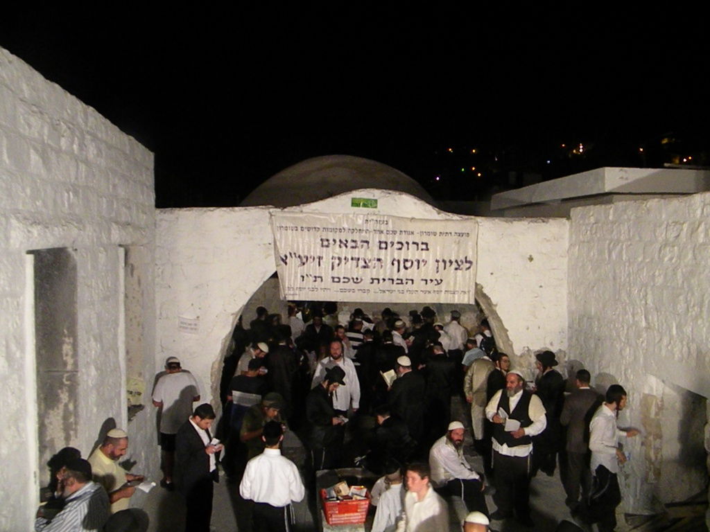 תיעוד לילי: תפילה בקבר יוסף המשופץ