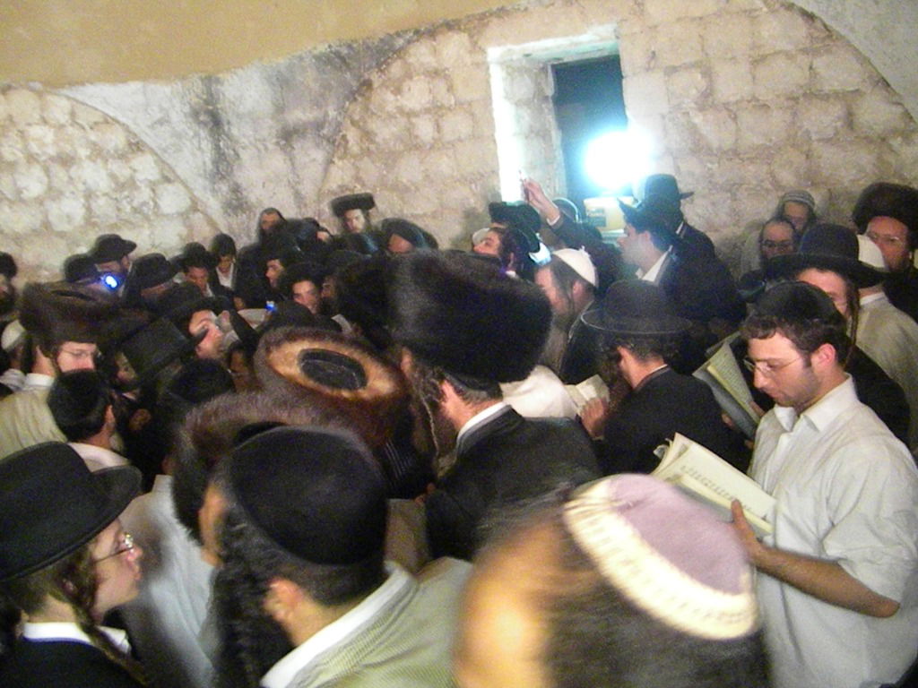 תיעוד לילי: תפילה בקבר יוסף המשופץ