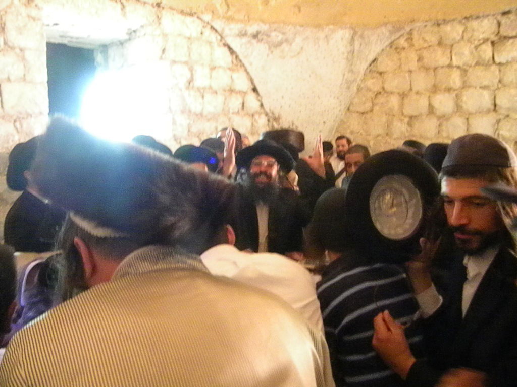 תיעוד לילי: תפילה בקבר יוסף המשופץ