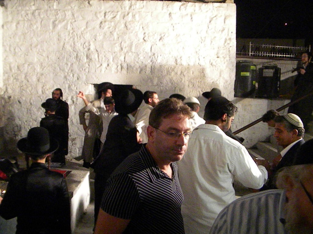 תיעוד לילי: תפילה בקבר יוסף המשופץ