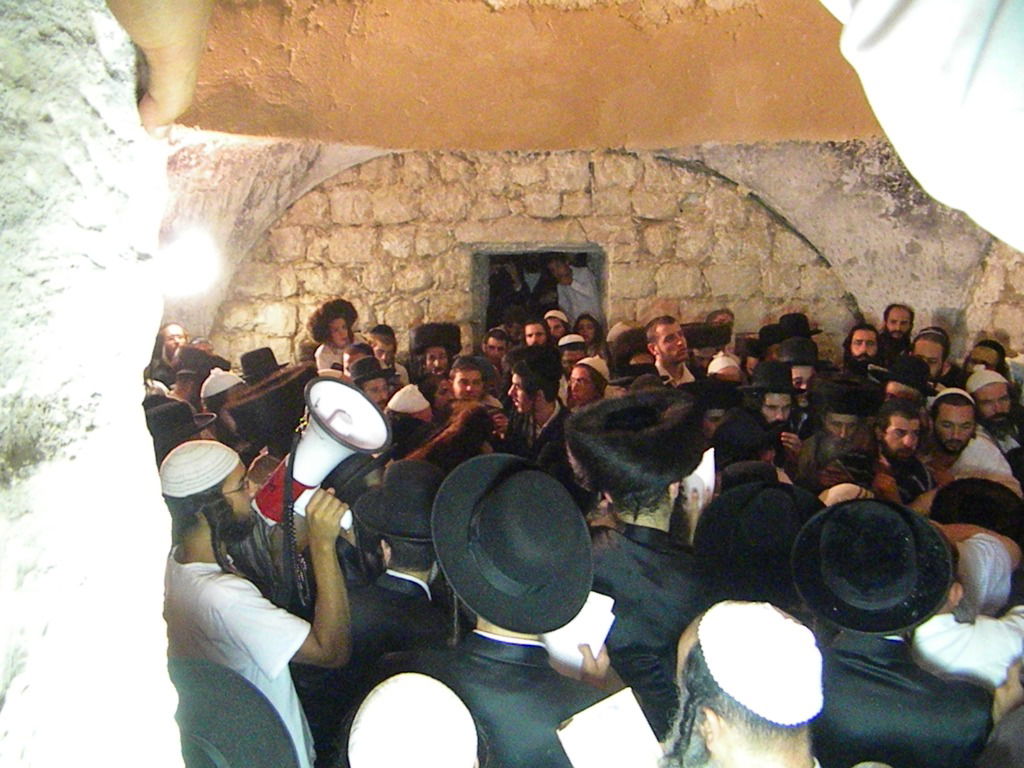 תיעוד לילי: תפילה בקבר יוסף המשופץ