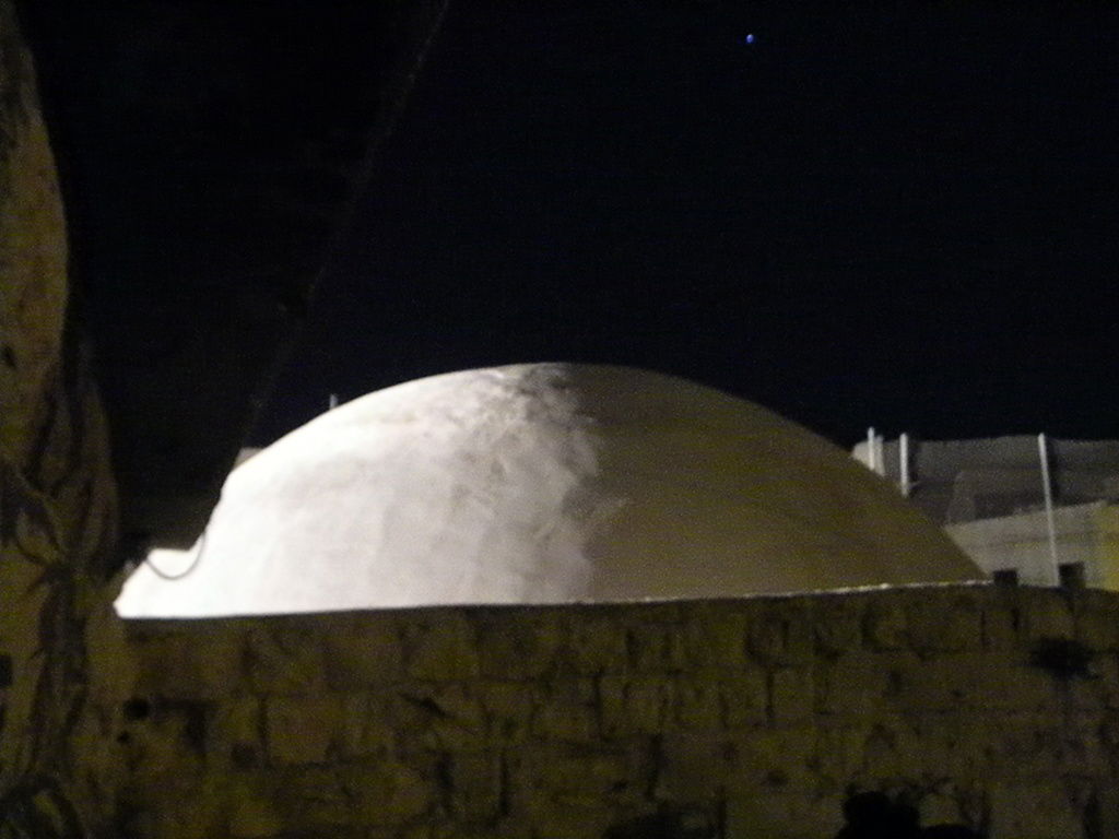 תיעוד לילי: תפילה בקבר יוסף המשופץ