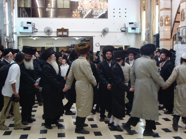 בית-המדרש של חסידי ברסלב: רוקדים ובוכים