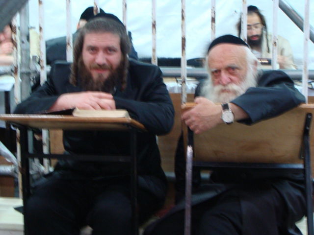 בית-המדרש של חסידי ברסלב: רוקדים ובוכים