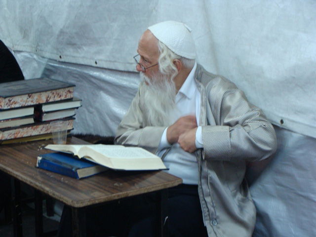 בית-המדרש של חסידי ברסלב: רוקדים ובוכים