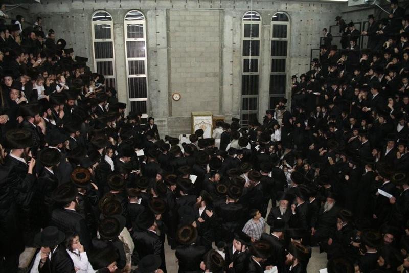 כשאבוקות בידיו: האדמו"ר מלעלוב מלהיב את חסידיו