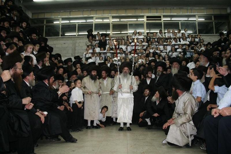 כשאבוקות בידיו: האדמו"ר מלעלוב מלהיב את חסידיו