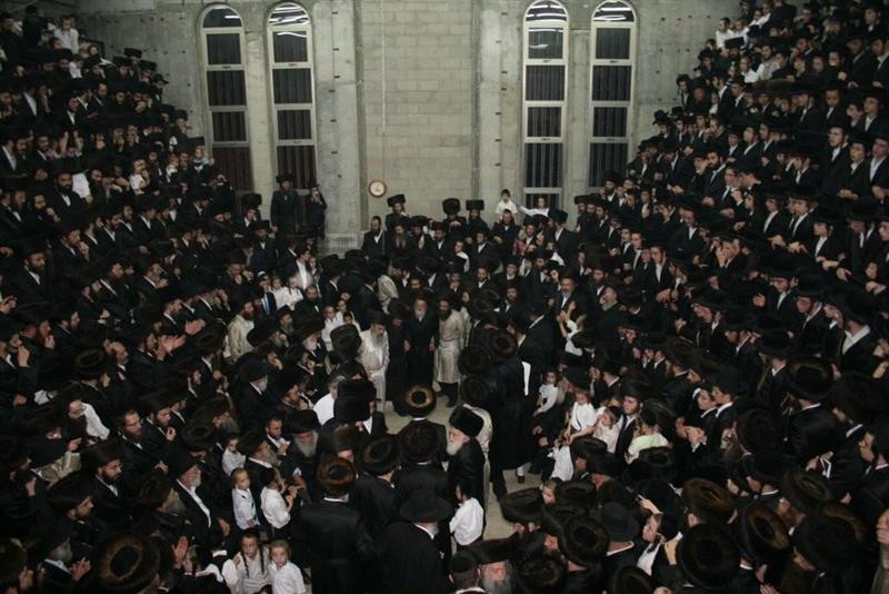 כשאבוקות בידיו: האדמו"ר מלעלוב מלהיב את חסידיו