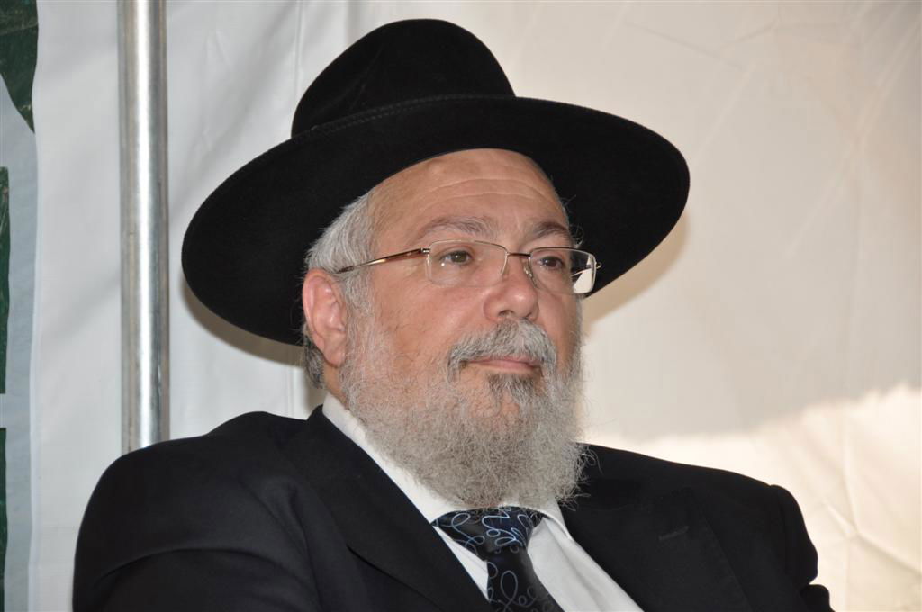 קצת נחת: יצחק עידן חוגג בסוכתו