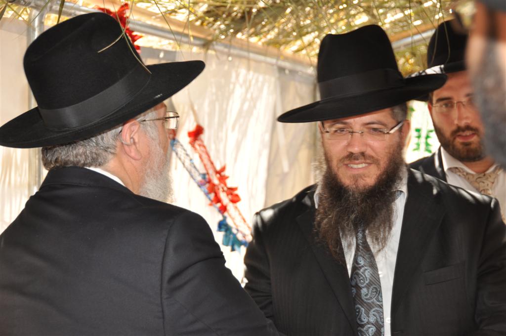 קצת נחת: יצחק עידן חוגג בסוכתו