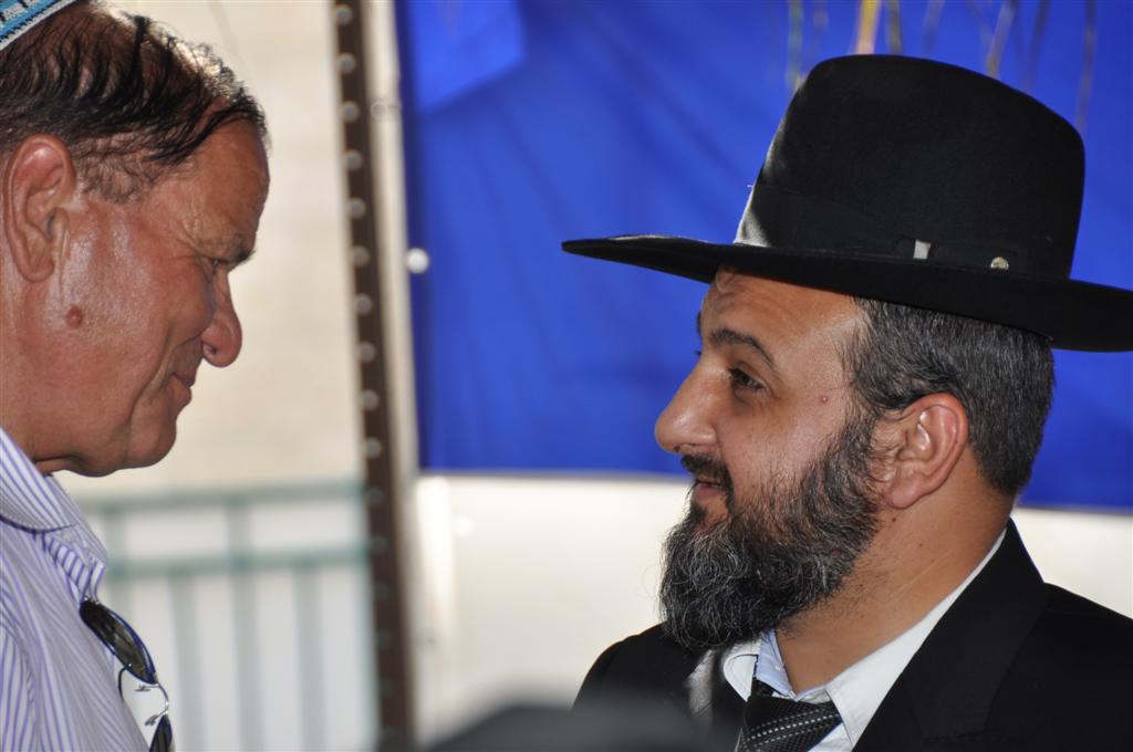 קצת נחת: יצחק עידן חוגג בסוכתו