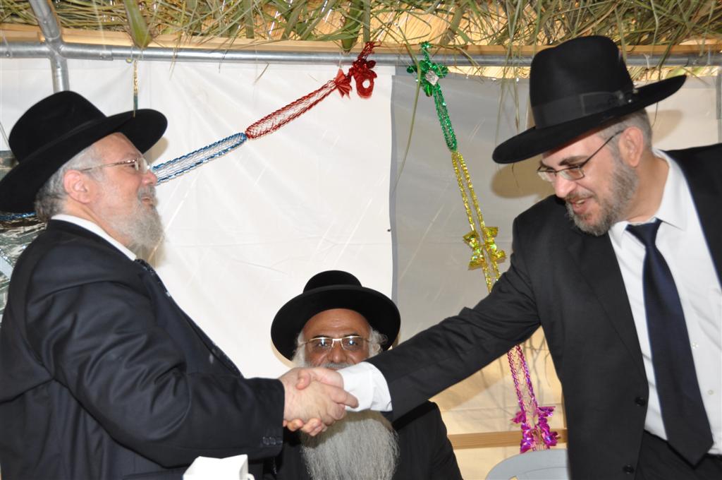 קצת נחת: יצחק עידן חוגג בסוכתו