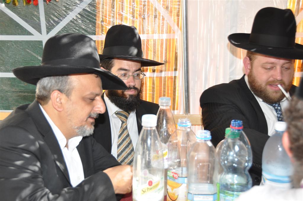 קצת נחת: יצחק עידן חוגג בסוכתו