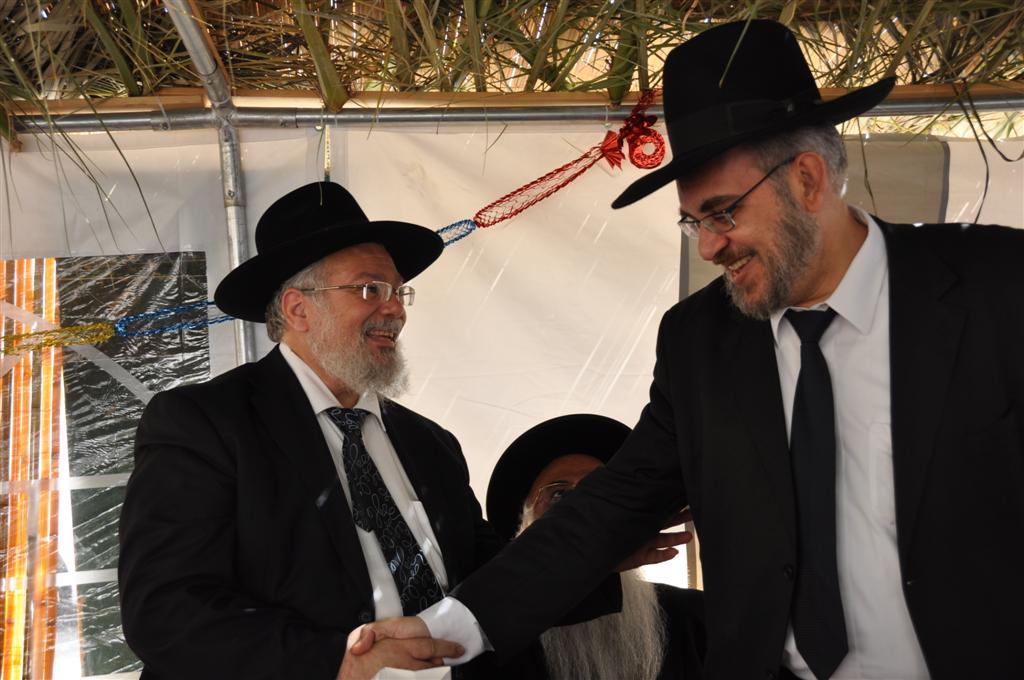 קצת נחת: יצחק עידן חוגג בסוכתו