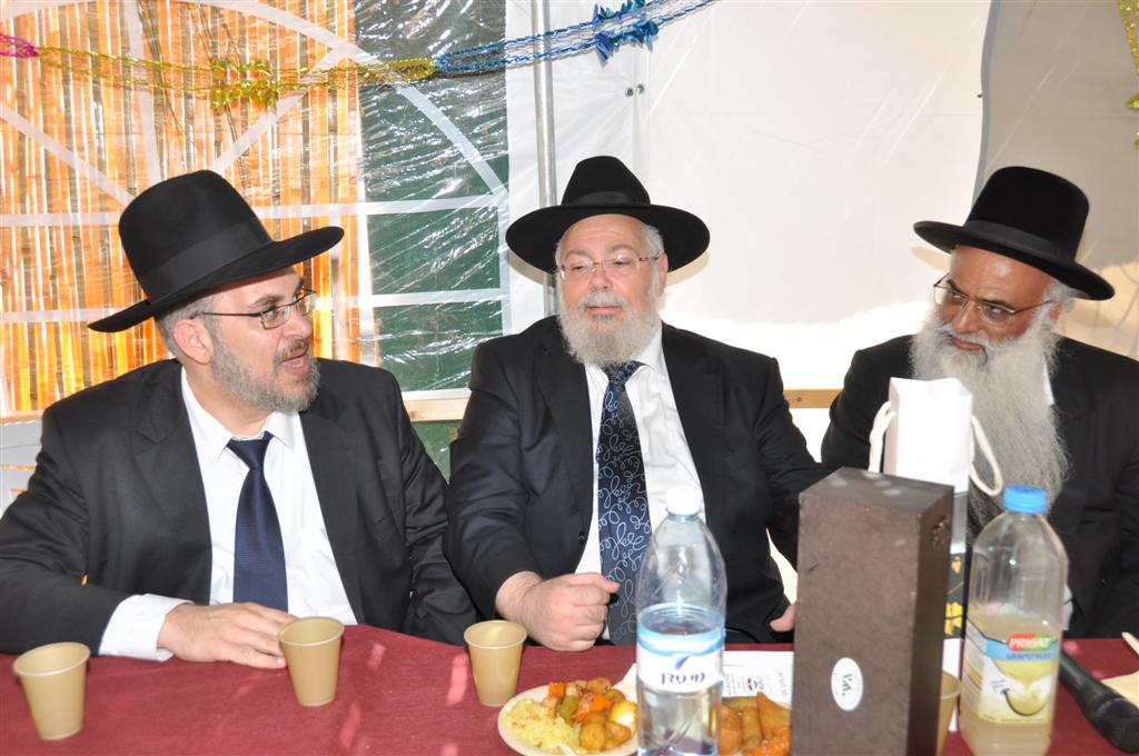 קצת נחת: יצחק עידן חוגג בסוכתו