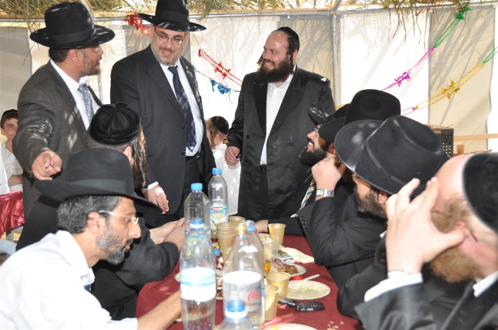 קצת נחת: יצחק עידן חוגג בסוכתו