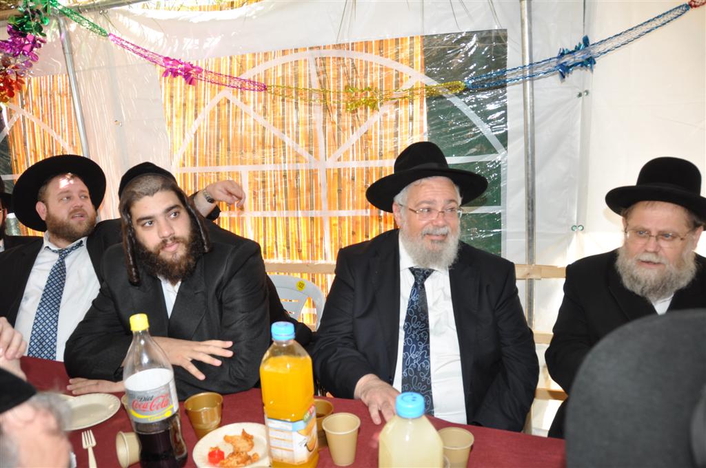 קצת נחת: יצחק עידן חוגג בסוכתו