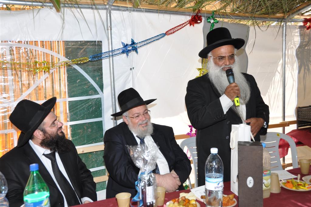 קצת נחת: יצחק עידן חוגג בסוכתו