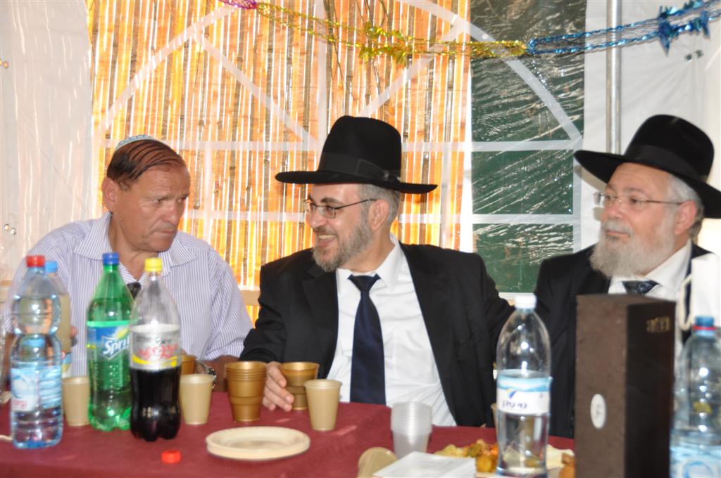 קצת נחת: יצחק עידן חוגג בסוכתו