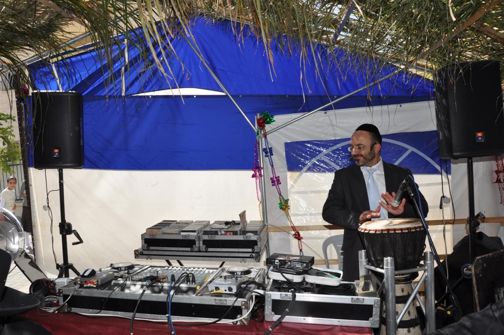 קצת נחת: יצחק עידן חוגג בסוכתו