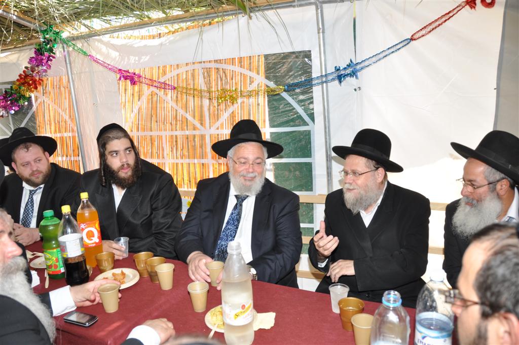 קצת נחת: יצחק עידן חוגג בסוכתו