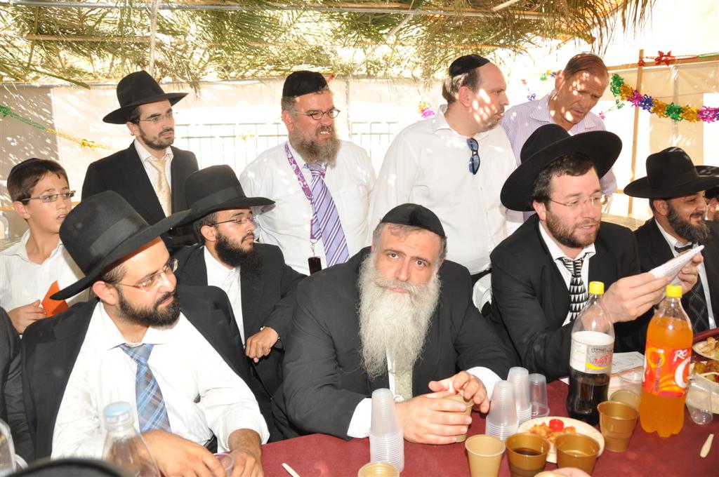 קצת נחת: יצחק עידן חוגג בסוכתו