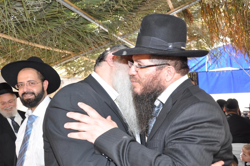 קצת נחת: יצחק עידן חוגג בסוכתו