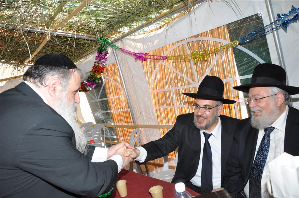 קצת נחת: יצחק עידן חוגג בסוכתו