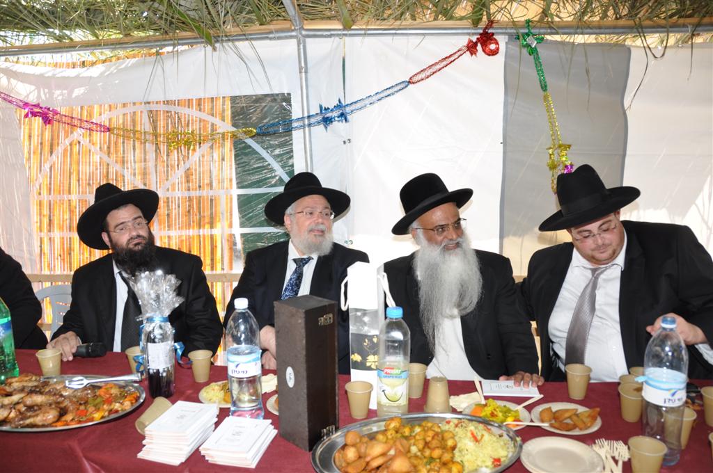 קצת נחת: יצחק עידן חוגג בסוכתו