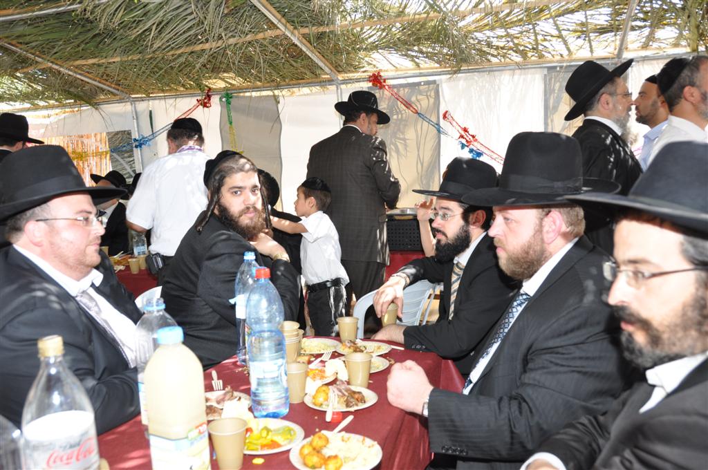 קצת נחת: יצחק עידן חוגג בסוכתו