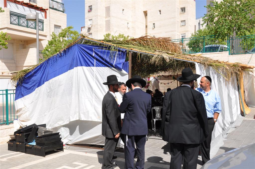 קצת נחת: יצחק עידן חוגג בסוכתו