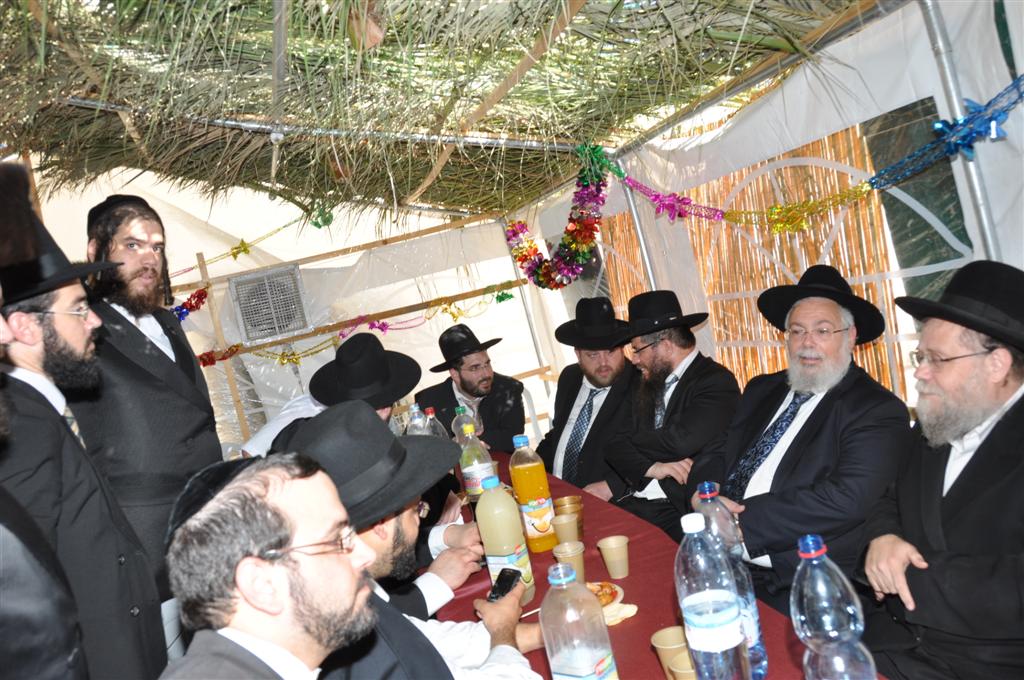 קצת נחת: יצחק עידן חוגג בסוכתו