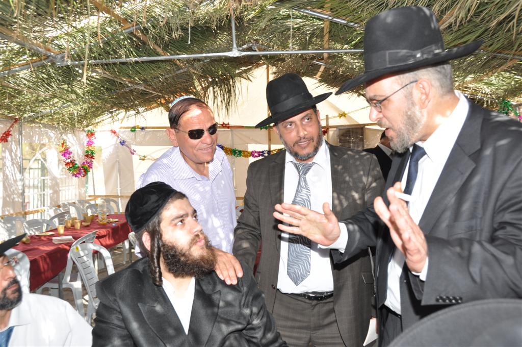 קצת נחת: יצחק עידן חוגג בסוכתו