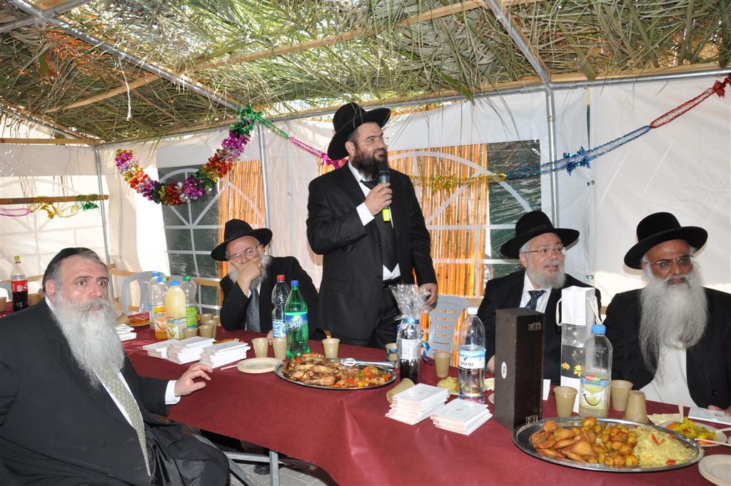 קצת נחת: יצחק עידן חוגג בסוכתו