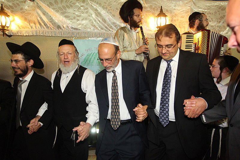 ריקוד עולמי: השגרירים נפגשו בסוכה - צפו בוידאו מרגש