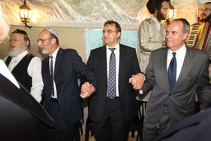 ריקוד עולמי: השגרירים נפגשו בסוכה - צפו בוידאו מרגש