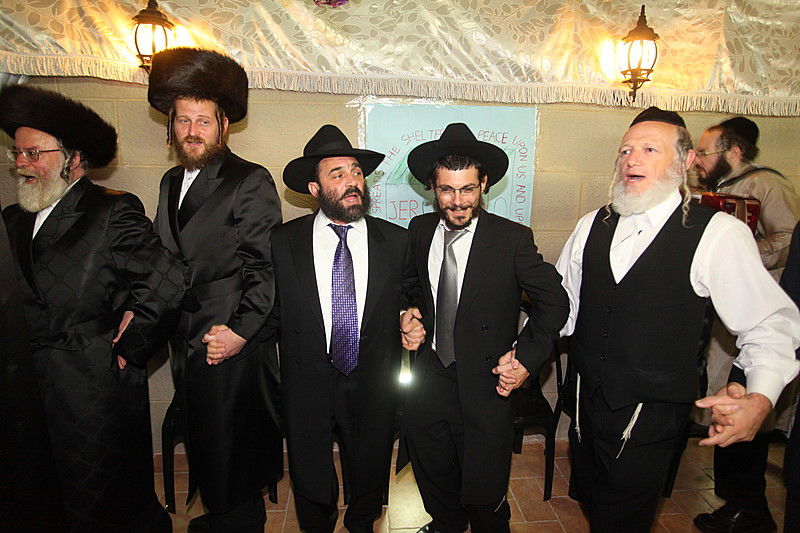 ריקוד עולמי: השגרירים נפגשו בסוכה - צפו בוידאו מרגש