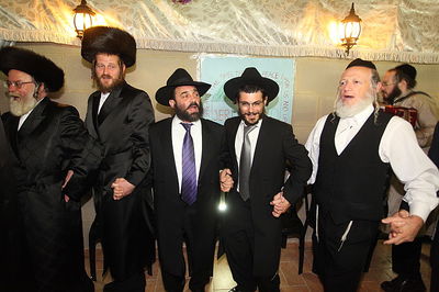 ריקוד עולמי: השגרירים נפגשו בסוכה - צפו בוידאו מרגש