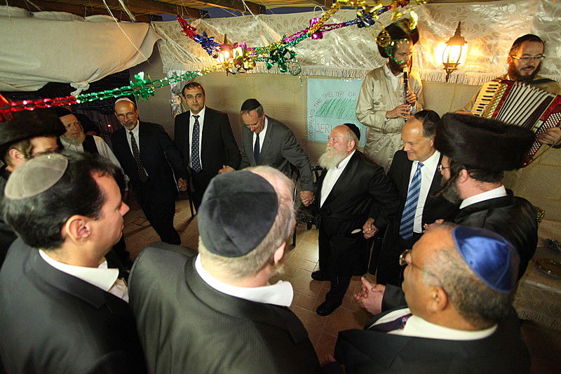 ריקוד עולמי: השגרירים נפגשו בסוכה - צפו בוידאו מרגש