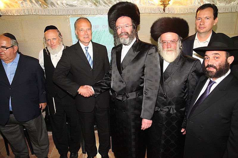 ריקוד עולמי: השגרירים נפגשו בסוכה - צפו בוידאו מרגש