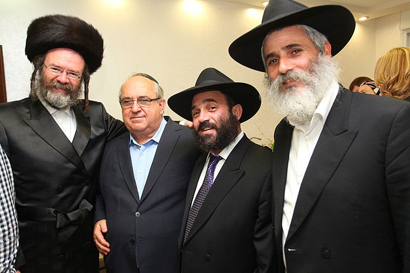 ריקוד עולמי: השגרירים נפגשו בסוכה - צפו בוידאו מרגש