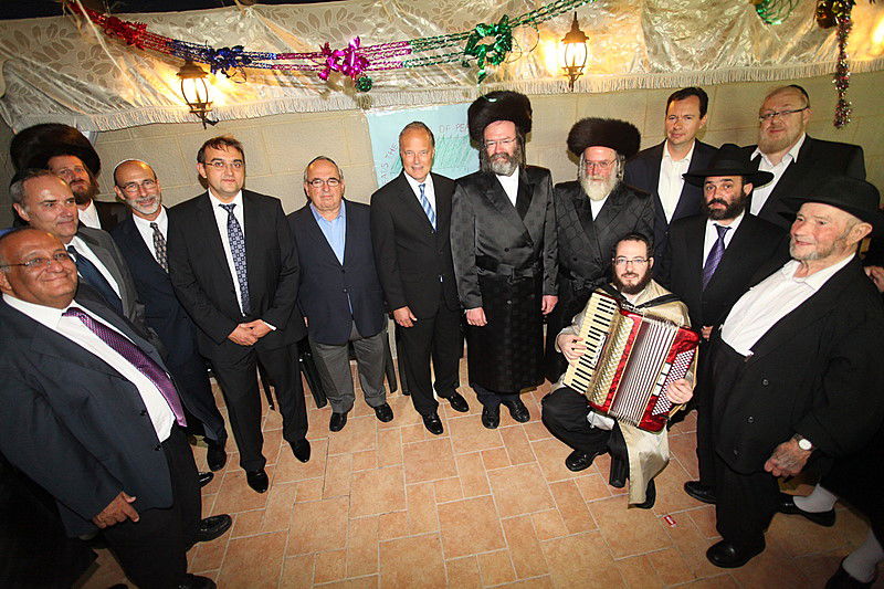 ריקוד עולמי: השגרירים נפגשו בסוכה - צפו בוידאו מרגש