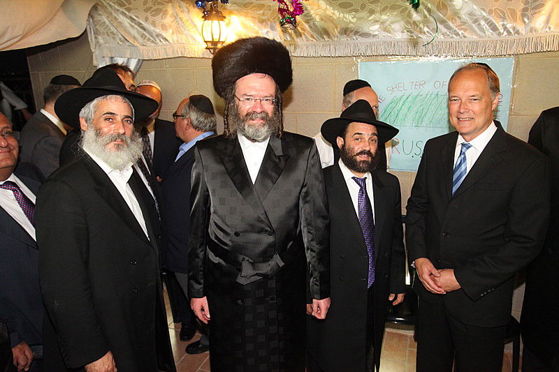 ריקוד עולמי: השגרירים נפגשו בסוכה - צפו בוידאו מרגש