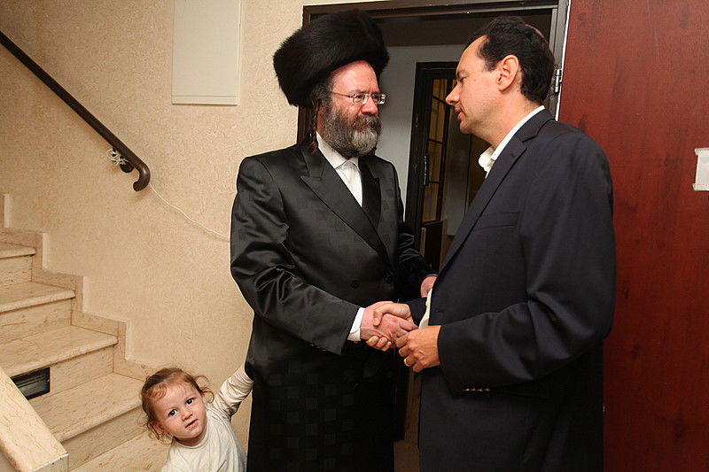 ריקוד עולמי: השגרירים נפגשו בסוכה - צפו בוידאו מרגש