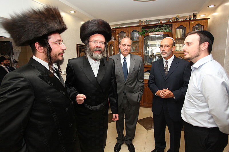 ריקוד עולמי: השגרירים נפגשו בסוכה - צפו בוידאו מרגש