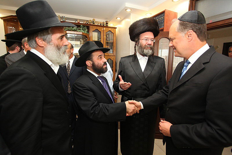 ריקוד עולמי: השגרירים נפגשו בסוכה - צפו בוידאו מרגש