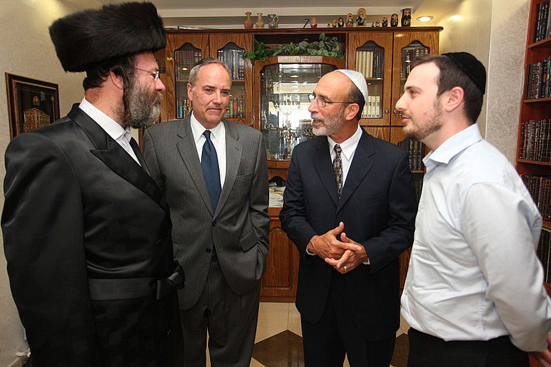 ריקוד עולמי: השגרירים נפגשו בסוכה - צפו בוידאו מרגש