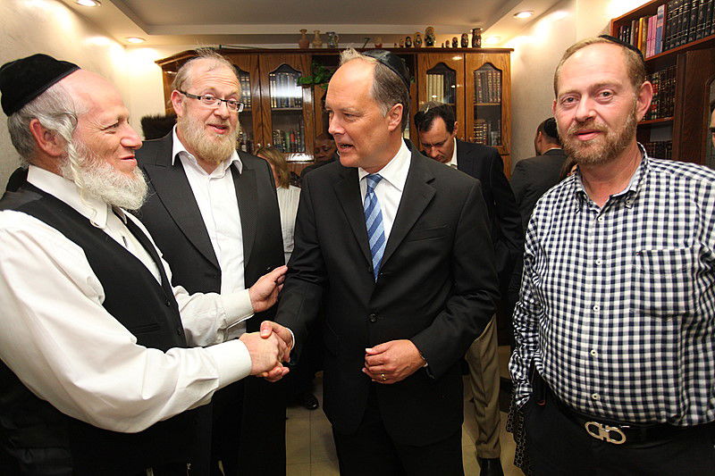 ריקוד עולמי: השגרירים נפגשו בסוכה - צפו בוידאו מרגש